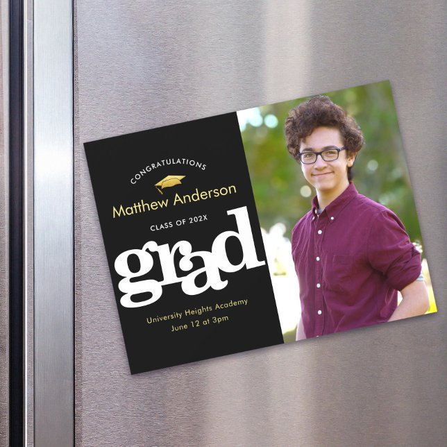 Convite Foto de Graduação Dourada Tipografia Preta Branca  (Criador carregado)