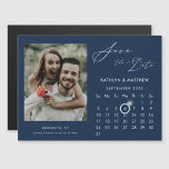 Convite Foto De Script Elegante Azul Moderno Salva A Data<br><div class="desc">Azul Moderno |Placa magnética do Script Elegante "Save the Date" de fundo ceruliano com um Calendário Personalizado com uma bela Foto. Diga à sua família, amigos e colegas que marcou uma data para a celebração do seu casamento com esta carta elegante. Para mover o marcador Ring > clicar em azul...</div>