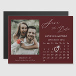 Convite Foto Do Script Elegante Vermelho Moderno Salva A D<br><div class="desc">Placa magnética do Script Elegante Vermelho Moderno ‘Salvar a Data’ com Calendário Personalizado com uma bela Foto. Diga à sua família, amigos e colegas que marcou uma data para a celebração do seu casamento com esta carta elegante. Para mover o marcador Ring > clicar em azul ‘Personalizar’ > clicar em...</div>