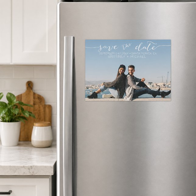 Convite Foto manuscrita Salve a data (Modern save the date magnet featuring elegant handwritten script and a fully customizable design.)