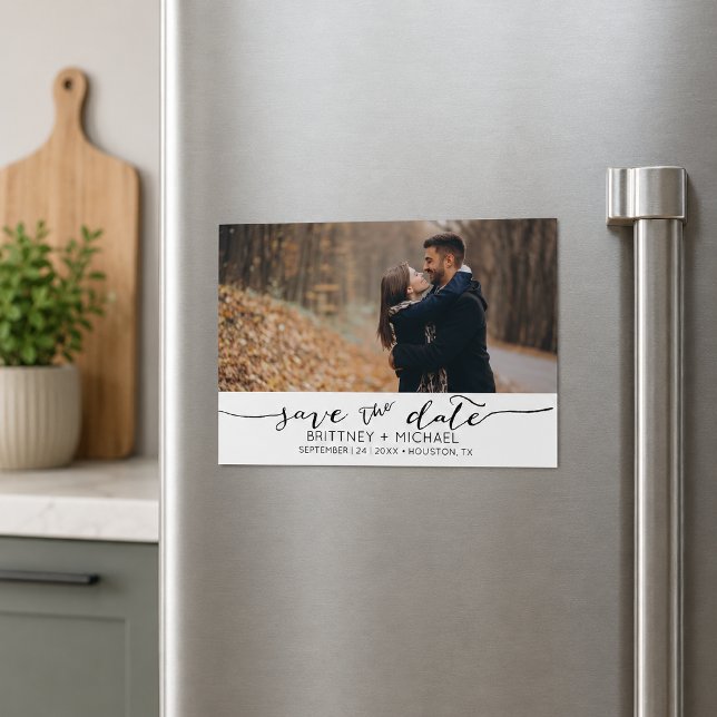 Convite Foto Minimalista de Salvar a Data (Modern minimalist save the date magnet featuring elegant handwritten typography)