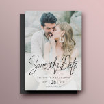 Convite Foto moderna na moda para salvar o casamento de da<br><div class="desc">Esta simples e na moda, foto moderna, salvar a data do cartão do imã de casamento contém um texto preto elegante com uma mensagem 'Salvar a Data' por cima dos seus nomes, data e local do casamento. Use as ferramentas intuitivas de design, sua foto favorita e sua inspiração para torná-la...</div>