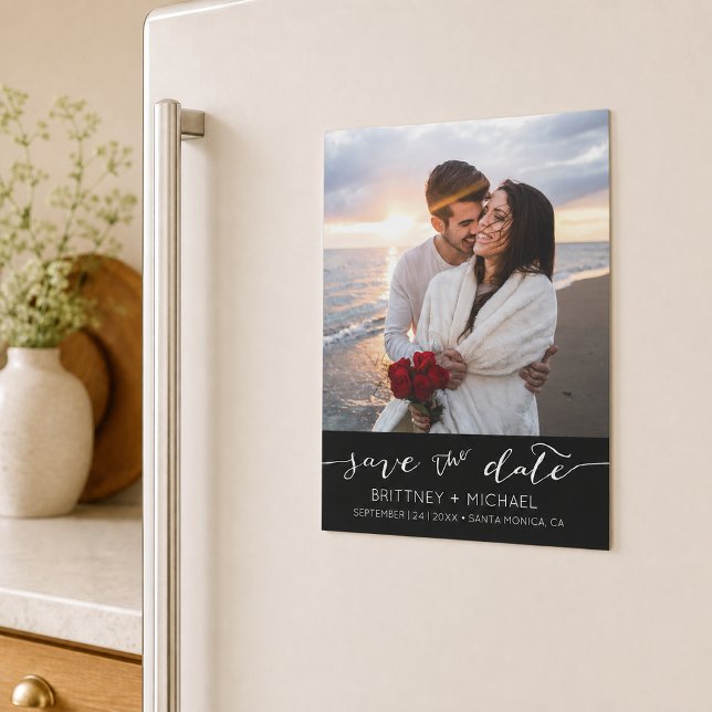 Convite Foto Moderno Preto Simples Salve a Data (Announce your wedding with this custom photo save the date design. )