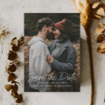 Convite Foto Simples De Casamento De Script Moderno Salva<br><div class="desc">Esta foto simples e elegante moderna do na moda salva os recursos de lançamento da data, o script escrito manualmente branco, salve a data, os detalhes de texto e a foto personalizáveis mínimos na frente. O dorso é magnético. Clique no botão editar para personalizar este design para ajustado das suas...</div>