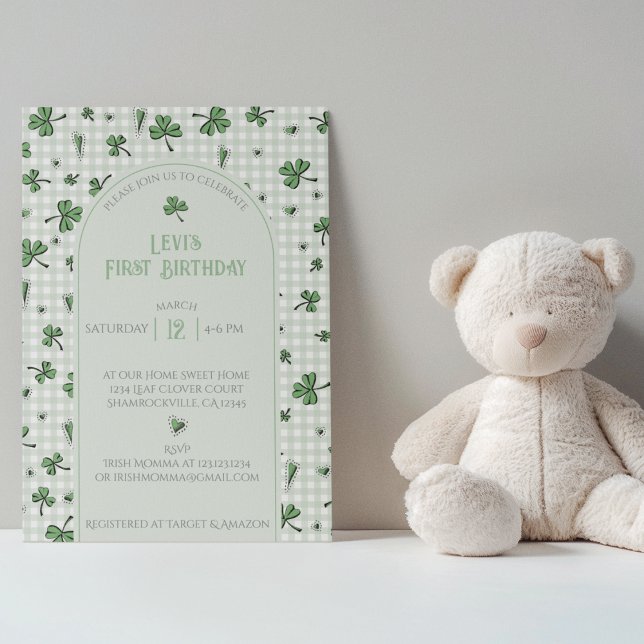 Convite Fotográfico de Shamrock Verde Primeiro Ani (Cute Gender Neutral Green and White Gingham with Lucky Green Shamrocks First Birthday Invitation.)