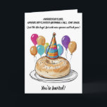 Convite Funny Bagel Birthday com Vibes do Partido<br><div class="desc">Este hilário e peculiar design de aniversário apresenta um bagel de festa que veste o chapéu cercado por balões coloridos — porque nada diz "você está envelhecendo" como comparar a vida a um lanche. Acompanhado de humor observacional, é perfeito para quem ri do absurdo de envelhecer. Excelente para encontros casuais,...</div>