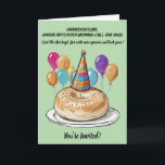Convite Funny Bagel Birthday com Vibes do Partido<br><div class="desc">Este hilário e peculiar design de aniversário apresenta um bagel de festa que veste o chapéu cercado por balões coloridos — porque nada diz "você está envelhecendo" como comparar a vida a um lanche. Acompanhado de humor observacional, é perfeito para quem ri do absurdo de envelhecer. Excelente para encontros casuais,...</div>