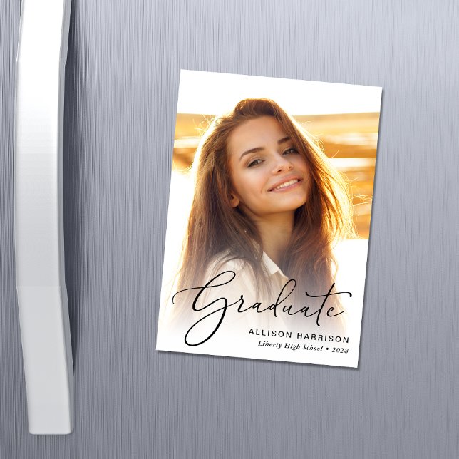 Convite Graduação de Script de Foto Elegante (An elegant photo graduation announcement magnet to celebrate the graduate's achievements)