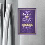 Convite Graduação Salve a Data Elegante Púrpura Branco Dou<br><div class="desc">Compartilhe as notícias alegres da sua próxima festa de formatura com estas folhas elegantes de ouro roxo, branco e sujo, salvando os convites magnéticos de data. Todo texto é simples de personalizar. As costas magnéticas facilitam a exibição da família e dos amigos. Design apresenta folha metálica falsa dourada, caligrafia de...</div>