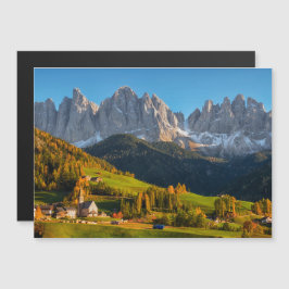 Convite Igreja e aldeia com paisagem montanhosa