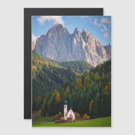 Convite Igreja em frente às montanhas Dolomitas na Itália