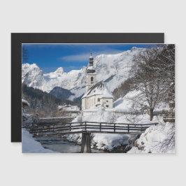 Convite Igreja na neve com montanhas alpes