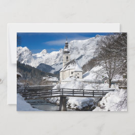 Convite Igreja na neve com montanhas alpes