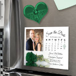 Convite Imã salve a data de Fotografias do Calendário do R<br><div class="desc">Estes belos cartões magnéticos são a forma perfeita de deixar a sua família e amigos saberem salvar a data do seu próximo casamento. A design romântica apresenta um solteiro de longa gravidez emerald verde-colorido ao lado, refletindo ou espelhando em uma piscina d'água com sua foto acima dela. À direita está...</div>