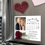 Convite Imã salve a data de Fotos do Calendário do Rosa Bu<br><div class="desc">Estes belos cartões magnéticos são a forma perfeita de deixar a sua família e amigos saberem salvar a data do seu próximo casamento. A design romântica apresenta uma pesada, marrom ou rosa de cor vermelha de vinho, há solteiro longo, deitada do lado, refletindo ou espelhada em uma piscina d'água com...</div>