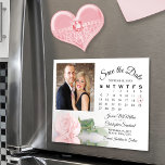 Convite Imã salve a data Rosa Rosa Rosa Rosa Rosa Rosa Ros<br><div class="desc">Estes belos cartões magnéticos são a forma perfeita de deixar a sua família e amigos saberem salvar a data do seu próximo casamento. A design romântica apresenta um rosa cor-de-rosa pálido, pálido e longo solteiro, deitado do lado, refletindo ou espelhado em uma piscina d'água com sua foto acima dela. À...</div>