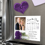 Convite Imagem de Data de Salvamento do Calendário Real do<br><div class="desc">Estes belos cartões magnéticos são a forma perfeita de deixar a sua família e amigos saberem salvar a data do seu próximo casamento. A design romântica apresenta um solteiro longo e profundo rosa roxo roxo e roxo, deitado em seu lado refletindo ou espelhado em uma piscina d'água com sua foto...</div>