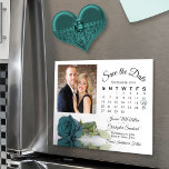 Convite Imagem de Data de Salvamento do Rosa Calendário Te<br><div class="desc">Estes belos cartões magnéticos são a forma perfeita de deixar a sua família e amigos saberem salvar a data do seu próximo casamento. A design romântica apresenta um solteiro longo e destemido, uma tartaruga ou uma rosa escura de cor aqua, deitada do lado, refletindo ou espelhada em uma piscina de...</div>