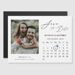 Convite Imagem Mínima do Script Moderno Preto, Salvar A Da<br><div class="desc">Placa magnética Mínima Preta Negra Negra "Salve a Data" com Calendário Personalizado com uma bela Foto. Diga à sua família, amigos e colegas que marcou uma data para a celebração do seu casamento com esta carta elegante. Para mover o marcador Ring > clicar em azul ‘Personalizar’ > clicar em azul...</div>