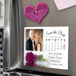 Convite Magnet de Data de Salvamento de Foto do Calendário<br><div class="desc">Estes belos cartões magnéticos são a forma perfeita de deixar a sua família e amigos saberem salvar a data do seu próximo casamento. A design romântica apresenta uma ameixa magenta enrolada ou rosa púrpura de cassis, de solteiro longo, deitada de lado, refletindo ou espelhada numa piscina de água com a...</div>
