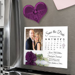 Convite Magnet de Data de Salvamento de Rosa Roxo e Foto d<br><div class="desc">Estes belos cartões magnéticos são a forma perfeita de deixar a sua família e amigos saberem salvar a data do seu próximo casamento. A design romântica apresenta um solteiro roxo de ameixa profundo ou rosa de berinjela que se encontra ao seu lado refletindo ou espelhando em uma piscina d'água com...</div>