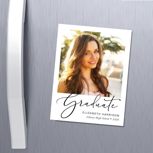 Convite Magnet de Graduação de Fotos de Script Elegante (An elegant photo graduation announcement magnet to celebrate the graduate's achievements)