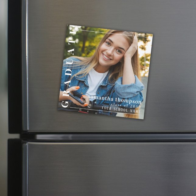 Convite Magnética de Fotos Simples e Moderna do formando (Simple graduation magnetic card featuring clean photo layout.)