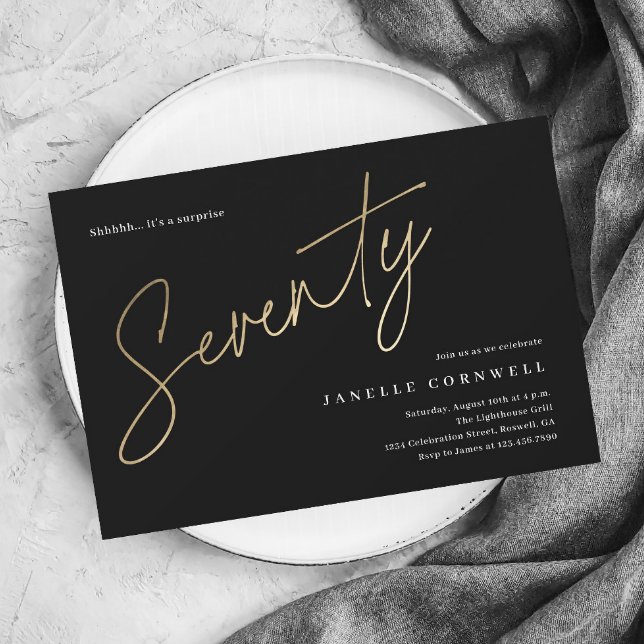 Convite Manuscrito mínimo preto e 70 Dourado aniversário (Modern gold script 70th birthday party invitation.)