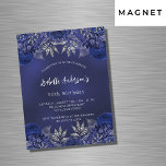 Convite Marinho de aniversário flores azuis elegantes luxo<br><div class="desc">Um fundo azul marinho,  decorado com rosas azuis,  flores. A cor azul é irregular. Personalize e adicione um nome e detalhes da parte. Traseira: marinho azul e falso prata brilha.</div>