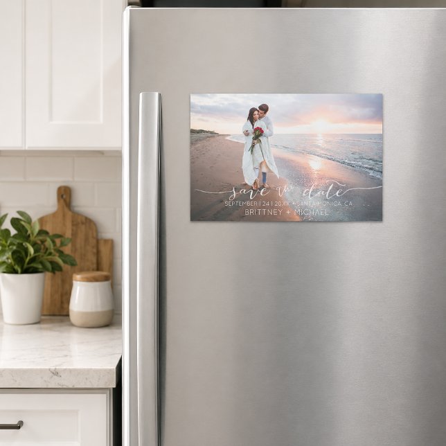 Convite Minimalista Foto Salvar a Data (Modern minimalist save the date magnet featuring elegant handwritten typography customizable.)