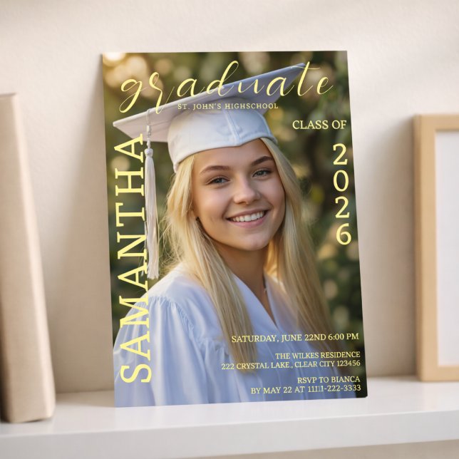 Convite Mínimo de Foto de Formatura (Minimal graduation photo invitation with a clean modern layout that feels timeless and elegant.)