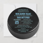 Convite Mitzvah ao Bar Azul Ronda de Hockey Puck<br><div class="desc">Estes convites casuais de chic são perfeitos para qualquer celebração de Bar desportivo Mitzvah. Cada linha de texto é perfeitamente personalizável para dizer exatamente o que você quer! Encontre produtos coordenadores na Coleção de Esportes Mitzvah do Bar.</div>