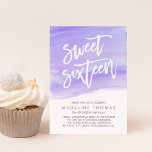 Convite Modern Watercolor Purple Sweet Six<br><div class="desc">Convide seus hóspedes em estilo chic moderno com nossa brisa e dezesseis convites de aniversário giros em violeta vibrante. Cartões arredondados apresentam fundo de lavagem com aquarela em roxo com "doce dezesseis" em tipografia de script branco, escrita à mão. Adicione seus 16 detalhes de festas usando os campos modelo fornecidos....</div>