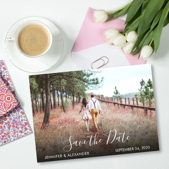 Convite Moderno e elegante casamento de fotos Salve a data (Modern elegant wedding Save the Date card. You can add your own photo, names, text to personalize.)