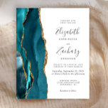 Convite Moderno para Casamento Dourado de Teal de<br><div class="desc">A borda esquerda deste elegante convite de casamento moderno apresenta uma coloração aquosa lacrimogênea aparada com uma falsa brilha de ouro. O texto personalizável combina manuscrito,  copperplate e fontes itálicas em cinzas de carvão em um fundo branco. O verso apresenta um design de chaleira e de agata dourada.</div>