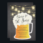 Convite para 50 anos de aniversário<br><div class="desc">Anima-se com o convite de 50 anos de aniversário com uma caneca de cerveja colocada num fundo preto de toucador com luzes de jarro penduradas</div>