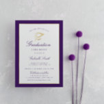 Convite para a cerimônia de formatura roxa do boné<br><div class="desc">Um cartão de formatura elegante com ouro falso e roxo. Os detalhes do texto e a imagem podem ser personalizados.</div>