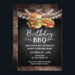 Convite para aniversário de 30 anos de Aniversário<br><div class="desc">Convites de CHURRASCO de aniversário. É fácil personalizar. Todo o texto é ajustável e fácil de mudar para as necessidades do seu próprio partido. Elementos de fundo rusticados das luzes de string. Diversão Chalkboard espirra e floresce. Hambúrguer de aquarela e gráficos de hotdog. Convites para ele. design de aniversário de...</div>
