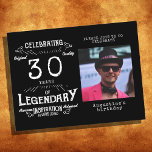 Convite para aniversários de aniversário de 30 ano<br><div class="desc">Estes convites de aniversário de vintage preto para fotos de aniversário de 30 anos são a forma perfeita de comemorar um marco especial na vida do seu amado! O design clássico deste convite de estilo postal apresenta uma bela foto de vintage com fundo preto, combinada com uma elegante fonte vintage...</div>