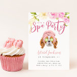 Convite para Aniversários de criança de Partido Sp<br><div class="desc">Cartão de convite de aniversário de criança bonito com uma ilustração adorável de um filhote de cachorro Charles King Spaniels com uma banda de cabeça de toalha e pepinos em seus olhos. Há flores cor-de-rosa e creme no topo. O texto diz "é uma festa spa". Perfeito para festas de dormir,...</div>