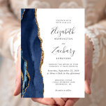 Convite para Casamento de Agata Azul Dourada do Ma<br><div class="desc">A borda esquerda deste elegante convite de casamento moderno apresenta um marinho azul de aquarela agata borda aparada com falso brilho dourado. O texto personalizável combina manuscrito,  copperplate e fontes itálicas em cinzas de carvão em um fundo branco. O verso apresenta um design azul-marinho e um agate-ouro correspondentes.</div>