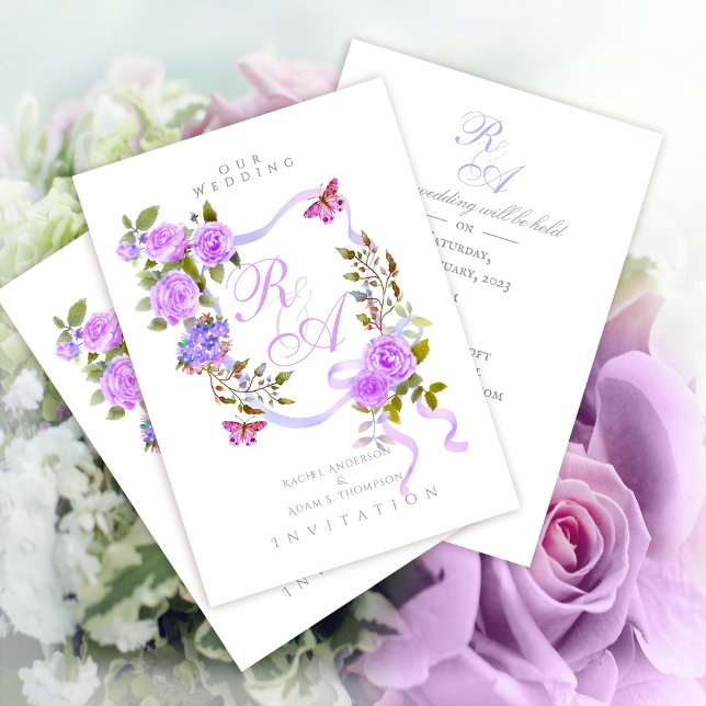 Convite para Casamento de Brisos de Rosa Roxo (Elegant Purple Rose Ribbon Monogram Invitation Card.)