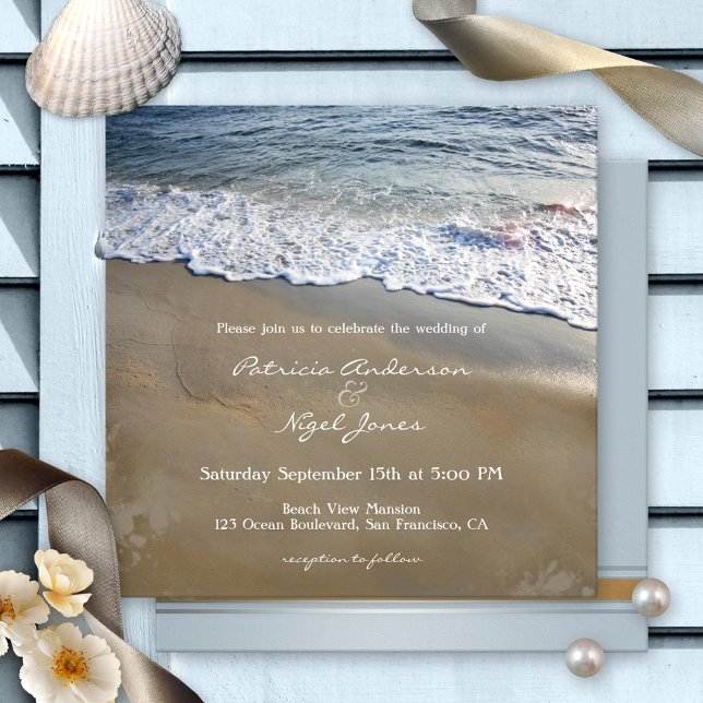 Convite para casamento de Dream Beach (Romantic wedding invitation featuring an image of the waves flowing on the beach on a dreamy day.)