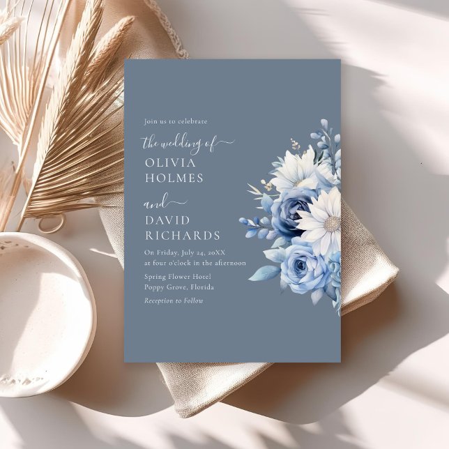 Convite para Casamento de Flores Selvagens Azuis E (Elegant Dusty Blue Wildflowers Wedding Invitation on a sunny neutral boho table.)
