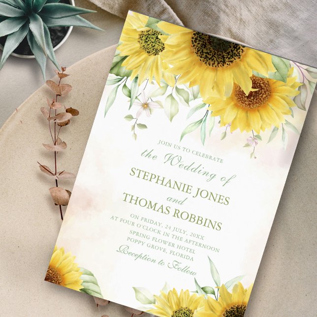 Convite para Casamento de Foto do Casal Sunflower (Sunflower Meadow Couple Photo Wedding Invitation on neutral ceramic plate.)