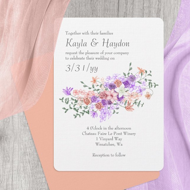 Convite para Casamento de Lilac e Peach Rose Bouqu (Lilac and peach wedding invitations, purple lavender rose bouquet, leafy green vines, ivory flowers)