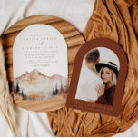 Convite para Casamento de Montanha Arch Boho Water<br><div class="desc">Este é um convite de casamento de montanha com uma bela cena de queda de água e um elegante emparelhamento de fontes. Edite todos os textos e todas as cores, exceto a cor da cena da montanha de aquarela. A cor da queda verde não é editável. // Para itens correspondentes,...</div>