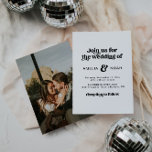 Convite para Casamento do Retro Moderno 70<br><div class="desc">Este é um convite de casamento inspirado no minimalista moderno dos anos 70, com uma fonte sans serif e fonte vintage de ranhura. Este convite retro para o casamento vem com um fundo opcional onde você pode exibir sua própria foto especial. Edite todas as palavras, exceto "junte-se a nós para",...</div>