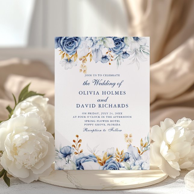 Convite para Casamento Floral Azul e Dourado Elega (Elegant Blue and Gold Floral Wedding Invitation on a sunny boho table with white peonies)