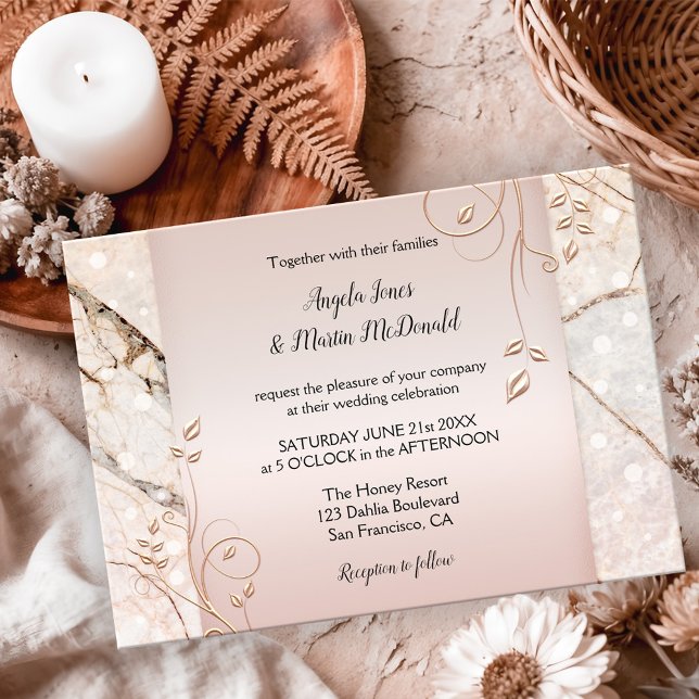 Convite para Casamento Floral Dourado do Elegante  (Wedding invitation featuring rose gold floral swirls on blush pink with marble and light sparkles)